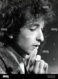 Circa 1965, Los Angeles, California, USA: Cantante BOB DYLAN che fuma una  sigaretta. Bob Dylan è considerato uno dei più grandi cantautori di tutti i  tempi. Dylan è stata una figura importante