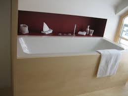 Vorwandbadewanne aus unserer serie lupor hat eine stabile. Praktisch Die Nische An Der Badewanne Badezimmer Dachschrage Badezimmer Grundriss Badezimmer