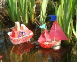 Basteln Mit Kindern Ideen Fur Draussen Basteln Sie Mit Ihrem Kind Kleine Boote Die Es An Heissen Tagen Boot Basteln Basteln Mit Kindern Basteln Mit Tonpapier