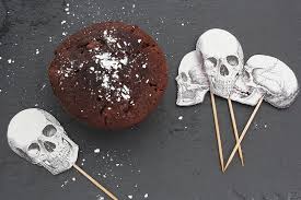 Ich möchte eine pappmaché maske selber machen. Muffintopper Mit Totenkopf Diy Halloween Deko Idee