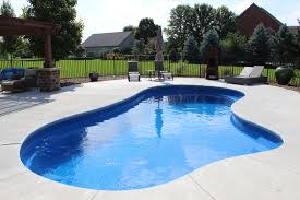 The Imagine Pools Inspiration 30 Composite Fiberglass Swimming Pool In Ocean Blue Has A Built In Splash Deck Alon Pool Houses Small Pool Houses Backyard Pool