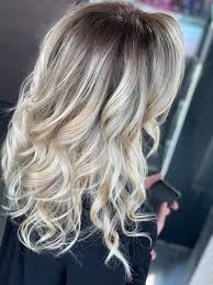 D'un brun foncé à un blond polaire, le tie and dye joue pleinement la démarcation. 35 Idees De Tie And Dye Balayage Meches Meches Balayage Coupe De Cheveux Pour Adolescente