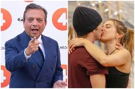 Dopo l'intervista del marito francesco sarcina al corriere della sera, nella quale raccontava che la moglie l'ha tradito con riccardo scamarcio io non racconto cosa faceva lui, ma durante il matrimonio io sono stata monogama. Chiambretti Scettico Sull Amore Di Clizia Incorvaia E Paolo Ciavarro Quei Baci Sono Veri