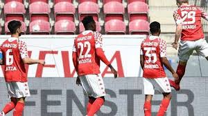 Mainz'in savunma oyuncularından moussa niakhate gösterdiği performansla takımının galibiyetinde önemli bir rol oynadı. Kfnpmd4i0u1pjm