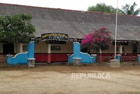 Bursa kerja khusus (bkk) adalah sebuah lembaga yang dibentuk di sekolah menengah kejuruan negeri dan swasta, sebagai unit pelaksana yang memberikan pelayanan dan informasi lowongan. Perahu Antar Jemput Sekolah Di Muara Gembong Republika Online