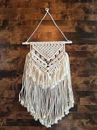 1001 Idees Pour Habiller Un Mur Les Couleurs Et Les Effets Hits Tentures Murales En Macrame Deco Murale Originale Tapis Mural