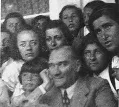 Hepsinde aynı hamle, aynı güvenli umut yuvalar şenlik dolu, gönüller ferah, mesut en. 23 Nisan Siirleri Cocuk Bayrami 23 Nisan Icin Yazilmis En Guzel Siirler