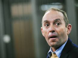 I tribuni rossi scivolano su un barista