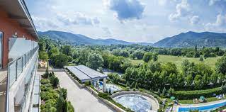 A thermal hotel visegrád****superior a festői szépségű dunakanyarban, visegrád mellett, nyugodt, barátságos környezetben helyezkedik el, a pilisi parkerdő szomszédságában, budapest belvárosától mindössze 40 kilométerre. Thermal Hotel Visegrad Superior Reviews Facebook