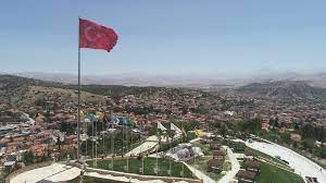 Elmalı ilçesi, güney anadolu'yu kapsayan toros dağlarının batı akdeniz bölgesinde uzanan kıvrımları arasına sıkışmış çanak şeklindeki bir plato üzerinde kutulmuştur. Foto Galeri