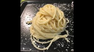 La pasta ai 4 formaggi è un primo piatto molto saporito, ideale per gli amanti dei latticini, con gorgonzola, taleggio, parmigiano e groviera. Pasta Burro E Parmigiano Youtube