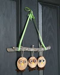 Fruhlingsdeko Basteln Naturmaterialien Rustikal Anhanger Eulen Holzscheibe Basteln Mit Naturmaterialien Holz Fruhlingsdeko Basteln Basteln Mit Naturmaterialien