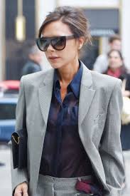 3 5 Daginik Topuz Oylesine Arkaya Taranmis Ve Enseye Yakin Bir Yerde Iceri Kivrilarak Klasiklestirilmis Topuz Victoria Beckh Victoria Beckham Beckham Victoria