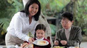 Keiko fujimori, quien transita por su tercera candidatura presidencial, ya fue investigada por presunta corrupción en el año juez peruano determina continuidad del proceso legal contra keiko fujimori. El Desayuno De Ppk Y De Keiko Fujimori