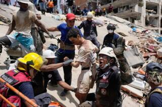 Labores de rescate mantienen esperanza entre familiares de desaparecidos en sismos de Venezuela | AP News