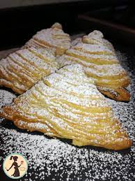 Ecco come potrete preparare questo dolce che fa parte delle vicende culinarie della città una volta terminate le fette passate a riempirle ed avvicinate i bordi della sfoglia senza però richiuderli. Sfogliatelle Ricce Velocissime Boccone Goloso