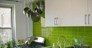 Ini dilakukan agar penghuni merasa nyaman saat menjalankan aktivitas di dapur. Keramik Dapur Warna Hijau