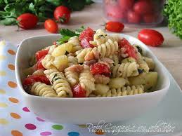 Ricette di paste fredde ce ne sono tantissime, io preferisco la pasta fredda con tonno e cerco sempre di metterci le zucchine che sono fresche e leggere. Insalata Di Pasta Fredda Con Salmone Patate E Pesto