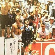 Lo Mejor De La Foto Esta Atras De Diego La Cara De Los Ingleses Diego Maradona Poster De Futbol Jugador De Futbol