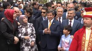 Eski başbakanlardan ahmet davutoğlu'nun sağ kolu olan eski basın danışmanı osman sert twitter hesabından yaptığı paylaşımda toplumu kutuplaştıran, her. Basbakan A Satranc Firlatan Cocuk Yaka Paca Gozaltina Alindi Youtube
