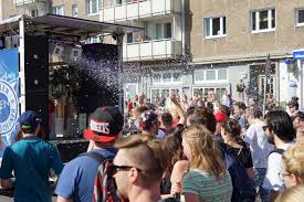 Pin Von Ralph Oechel Auf Zug Der Liebe Berlin 2015 Berlin Zug