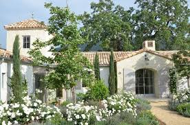 Love It All The Architecture And The Roses Mediterraner Garten Hauswand Hauser Im Spanischen Stil