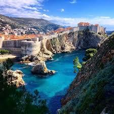 Η κροατία βρίσκεται στην ανατολική ακτή της αδριατικής θάλασσας.στην έκταση της στεριάς της ανήκουν ένα τμήμα των διναριδών και ένα τμήμα της πανονίας.η χώρα βρίσκεται στον συνοριακό χώρο. Dalmatikes Aktes Kroatia Limnes Plitbitse Beligradi Omonia Tours