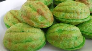 Kuih adalah sejenis makanan yang biasanya dijamu metika minum petang atau ketika sarapan pagi.lazimnya kuih adalah sejenis makanan yang diperbuat dari tepung dan beberapa bahan lain. Kuih Cara Manis Yatiememories