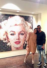 Party of three! Gallerist Mimi Sperber, pop artist Kfir Moyal, and the  unforgettable Marylin Monroe @offthewallone #GalleryLife #MimiHouston  #ArtGallery #ArtDealer #PopArt #KfirMoyal #ArtHouston #MarylinMonroe  #ContemporaryArt #Artwork