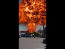 Он спровоцировал взрыв, от которого в воздух поднялся огромный огненный гриб, а взрывная волна ощущалась. 8oknyoow3cbpnm