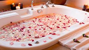 Sarà paragonabile a bondage e affini ma persino christian grey cede in cinquanta sfumature di grigio al fascino della vasca da bagno. Bagno Romantico A San Valentino 5 Idee Che Puoi Utilizzare