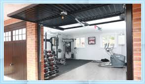 This garage conversion includes custom built in cabinets with barn doors and movie projection area, hardwood flooring and a built in wall folding bed cabinet 4 led recessed lights. Ideen Fur Den Garagenumbau 19 Grossartige Moglichkeiten 3d Bodenbelag Wohnzimmer Den Fur Gara Building A Home Gym Garage Conversion Garage To Living Space