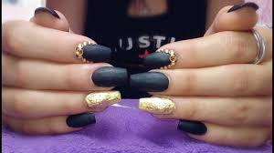 Uñas pintadas amarillas encuentra el tono perfecto para cada. Unas Negras Unas Con Hoja De Oro Unas Matte Youtube