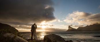 Leeuwenkop bij zonsondergang, wandeling van 3 uur. Trouwlocaties In Kaapstad Op Het Strand Met De Tafelberg Op De Achtergrond