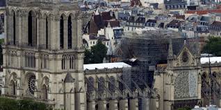 In terms of its structures, the building was one of the first to execute the use of the flying buttress to support the thin walls that reached great heights. L Architecte Charge De Notre Dame Plaide Pour Refaire La Fleche A L Identique