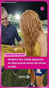 Shakira vai ao Maracanã antes de show no Rio e posa com as camisas de Flamengo e Fluminense; fotos