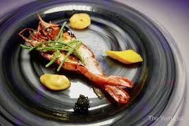 Le petit chef tells the story of a thumb size frenchman, who prepares the dishes in front of the diners and right onto their plates. Le Petit Chef Kl The World S Smallest Chef The Yum List