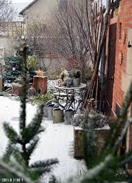 Hof 9 Schneezauber Im Innenhof Cottage Garten Design Cottage Garten Deko Garten Weihnachten
