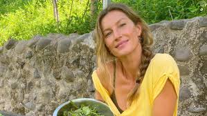 'Prejudicava muito minha digestão. Ficar com gases e inchada não é legal': por que Gisele Bündchen deixou dieta vegana lado e voltou a comer carne? Motivo está relacionado com alimento popular no Brasil