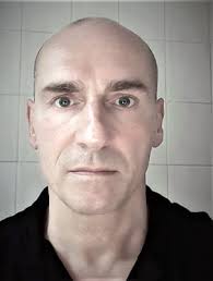 Wir begrüßen Helmut Ott als neuen Dozenten für Bewegung und Körperarbeit am  Artemis Schauspielstudio München. Helmut ist zeitgenössischer Tänzer und  Choreograf: "Tanz