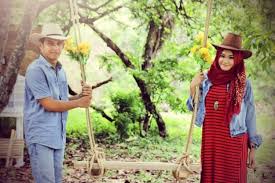 Prewedding di masjid bisa dilakukan dengan berbagai macam latar dan anda bisa mengekspresikan sesuai dengan keinginan anda tanpa melanggar batasan yang masjid bisa dijadikan pilihan untuk prewedding dan berbeda dengan foto prewedding lainnya dan lebih mengedepankan sisi islami. 30 Foto Prewedding Islami Romantis Tapa Sentuhan