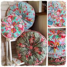 Deliziosi cuscini in stile shabby chic a forma di cuore, rotondi o a caramella, per arredare ed arrichire la tua casa con gusto e personalità. Love These Cuscino Rotondo Cuscini