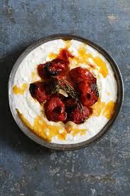 Ottolenghi Rezept Fur Heisse Tomaten Auf Kaltem Joghurt So Einfach So Kostlich Gutbeihitze Ottolenghi Rezepte Vegetarischer Hauptgang Rezepte