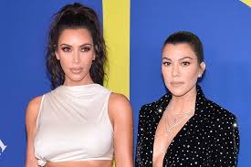 L'incroyable famille kardashian saison 16 ( keeping up with the kardashians ) une querelle autour de la carte de noël de pendant ce temps, scott se sent coupable de passer à une nouvelle relation. Kim Et Kourtney Kardashian La Dispute 2 0