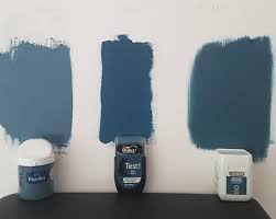 Les peintures foncées s'affichent au mur. Bleu Madura Ripolin Bleu Paon Dulux Et Bleu Fjord Luxens Couleurs Maison Deco Bleue Deco