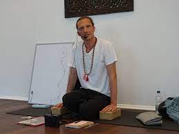 Pranayama is the vital link that connects asana to meditation without which the. In Depth Ashtanga Yoga Studies Mit Gregor Maehle 13 15 November Di Do Yogamelange