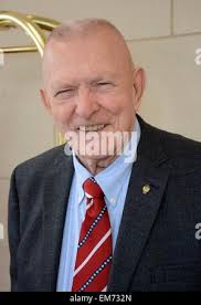 Garden City, NY, USA. 16. April 2015. Gene Kranz in Anwesenheit für Apollo  13 45. Reunion Jubiläumsfeier, der Wiege der Luftfahrtmuseum, Garden City,  NY 16. April 2015. Bildnachweis: Derek Sturm/Everett Collection/Alamy  Live-Nachrichten Stockfotografie ...