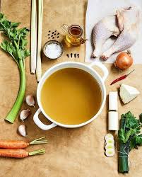 Faire Son Bouillon De Volaille Pour 6 Personnes Recettes Elle A Table Recette Bouillon De Volaille Recettes De Cuisine Recette