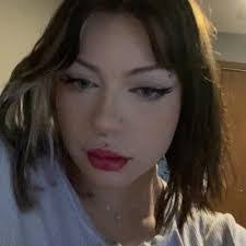 Julia Gros's Instagram, Twitter & Facebook