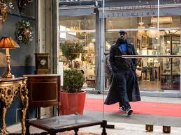 L'adaptation du monde de lupin au xxie siècle est néanmoins moins subtile qu'un sherlock et certains seconds rôles (les flics. In Lupin Omar Sy Puts A New Twist On A Classic French Tale The New York Times